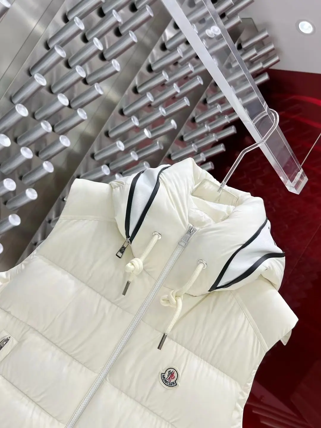 Hooded Down-Filled Puffer Gilet D47020844 — view 2