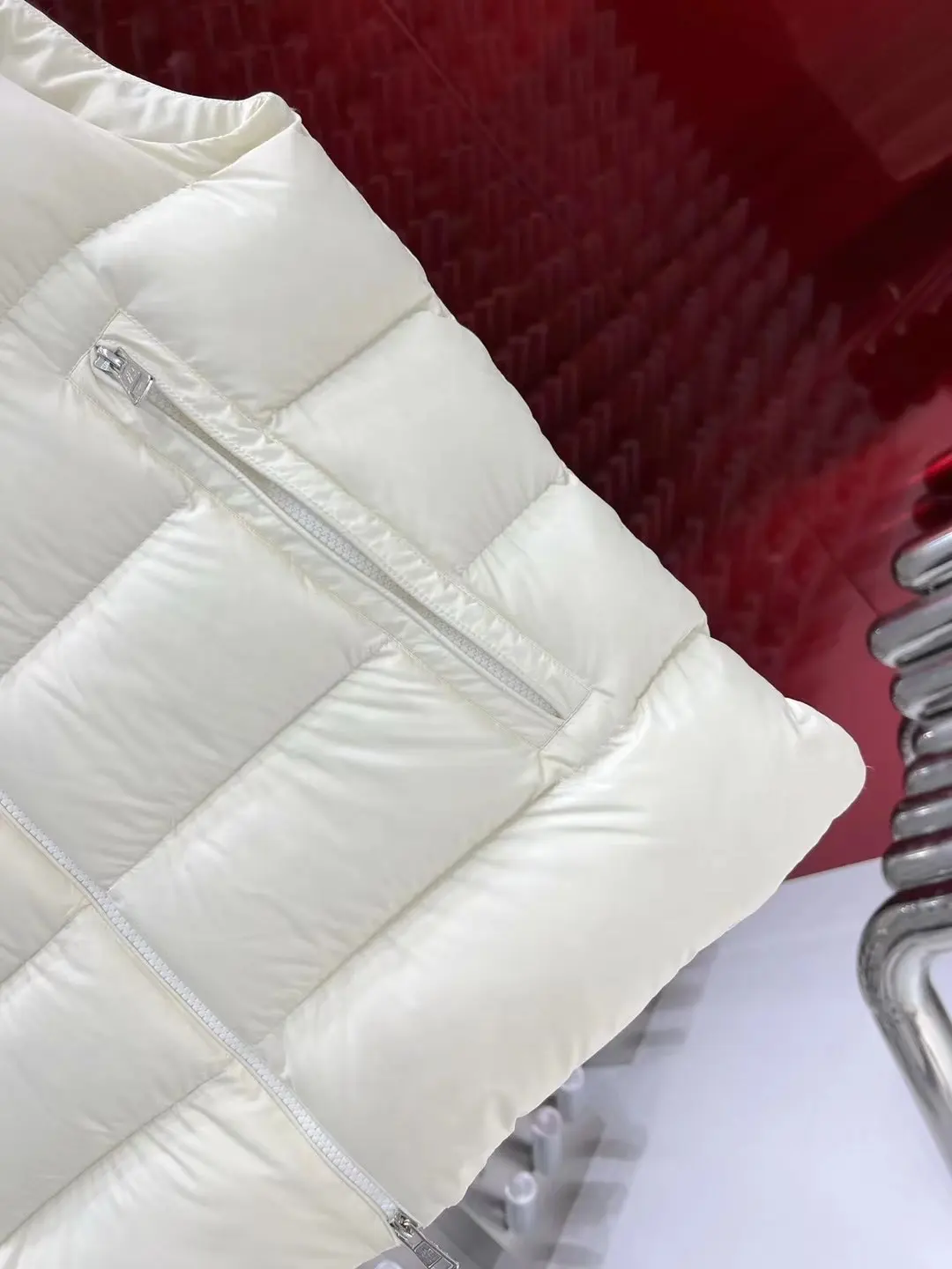 Hooded Down-Filled Puffer Gilet D47020844 — view 4