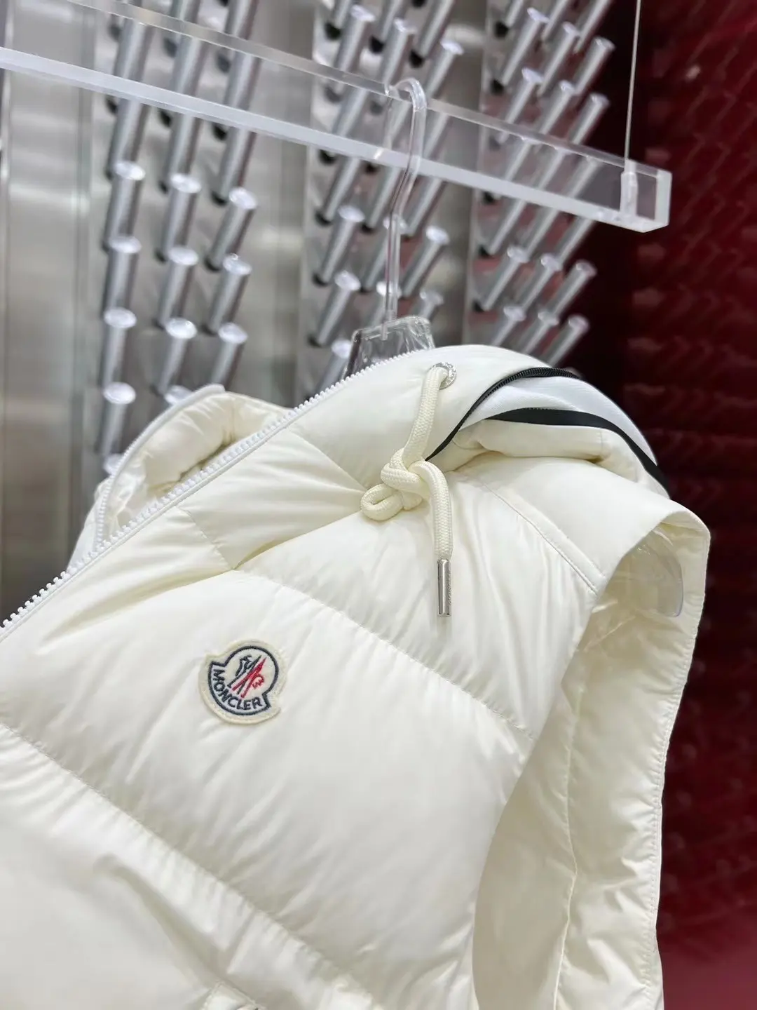 Hooded Down-Filled Puffer Gilet D47020844 — view 5
