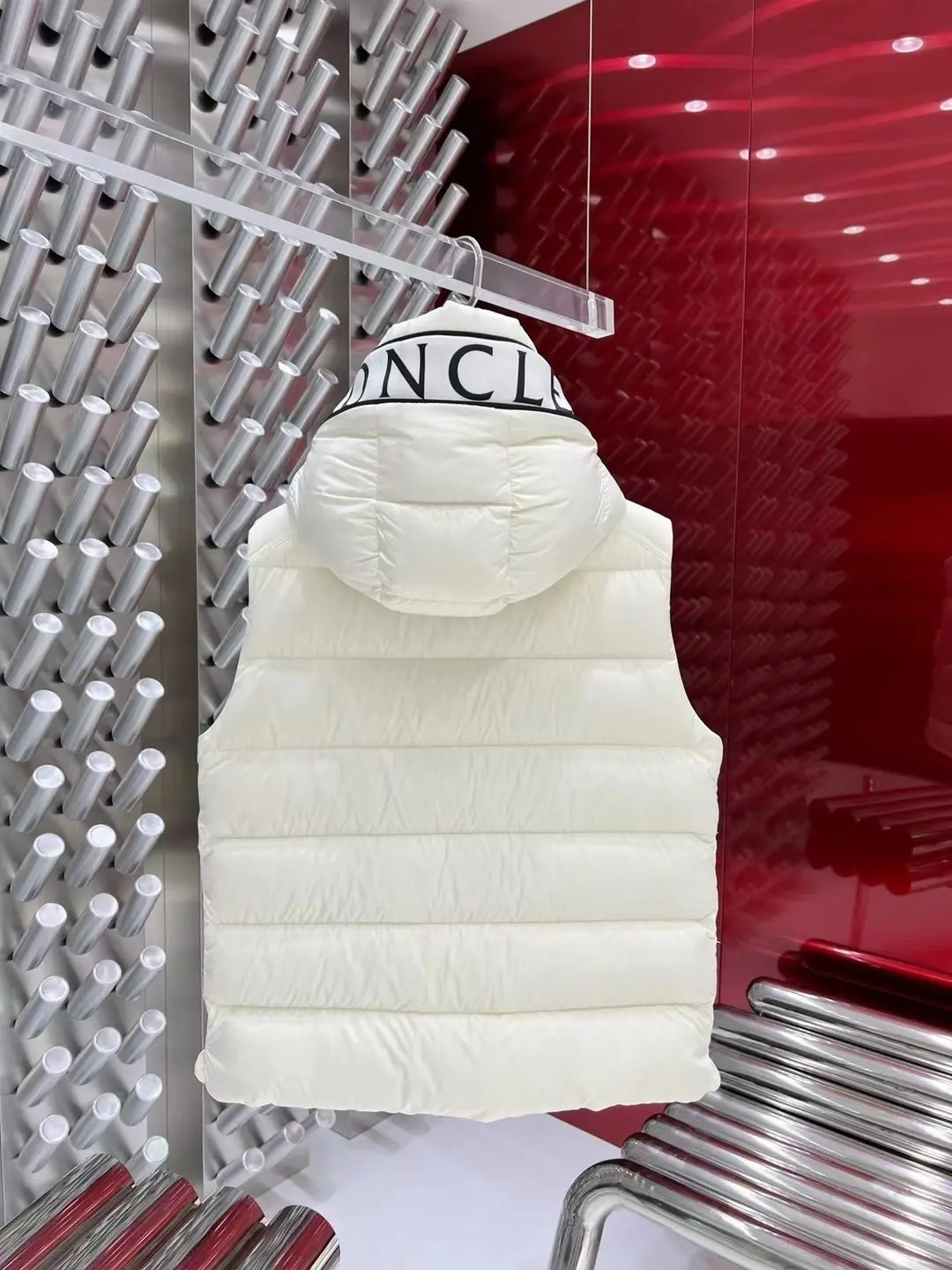 Hooded Down-Filled Puffer Gilet D47020844 — view 7