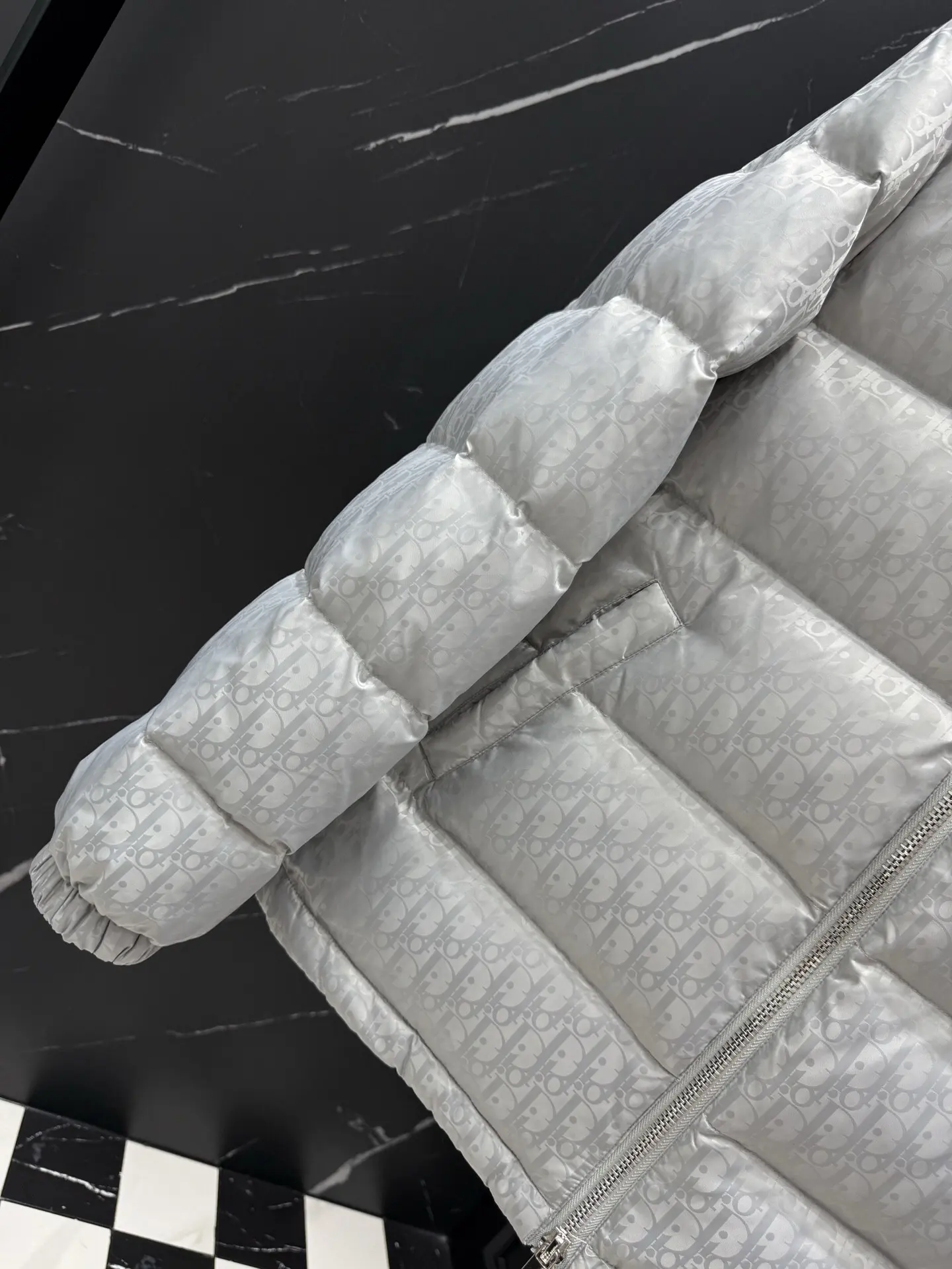 Oblique Jacquard Down-Filled Puffer Jacket D49020962 — view 3