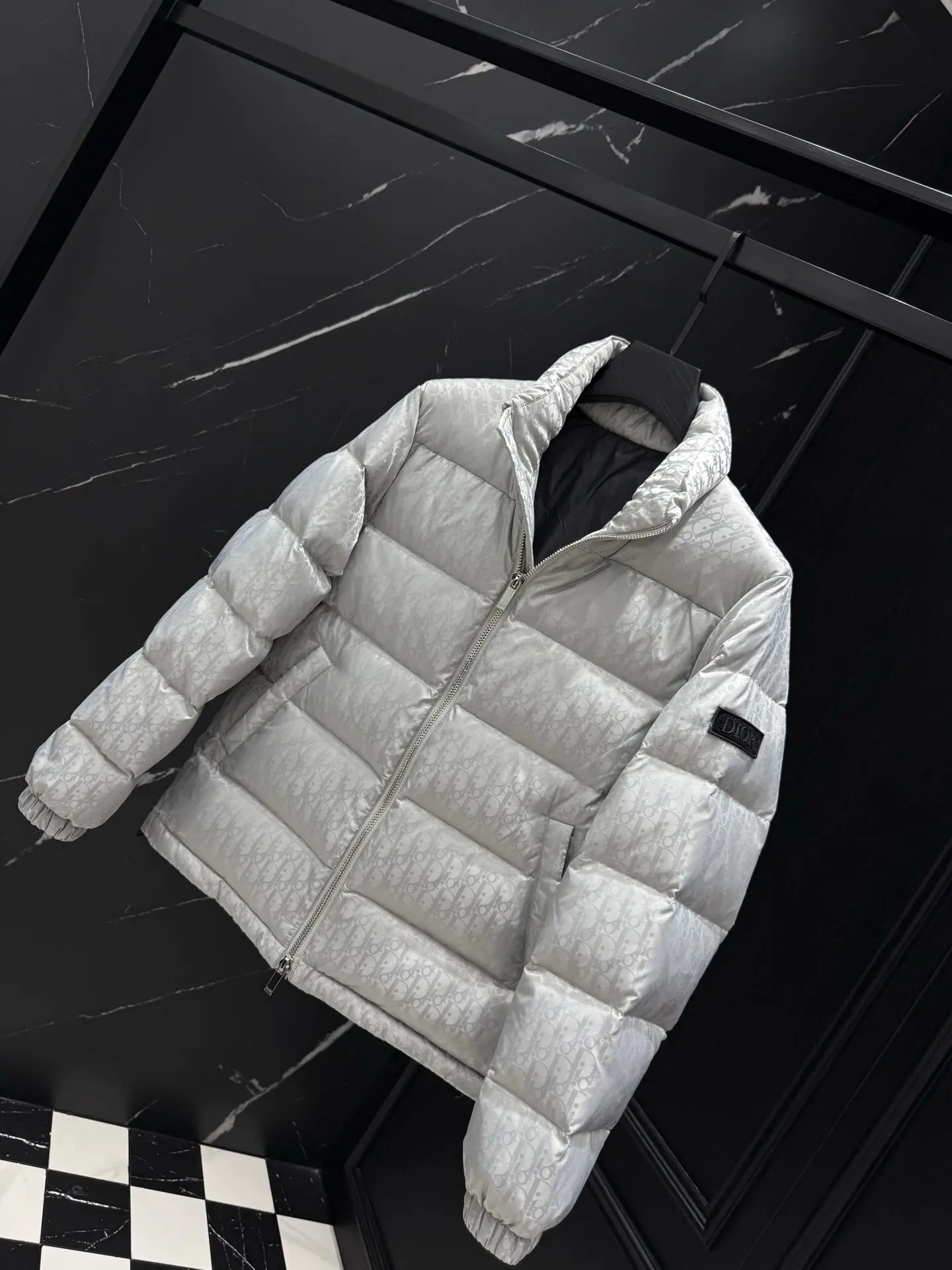 Oblique Jacquard Down-Filled Puffer Jacket D49020962 — view 4