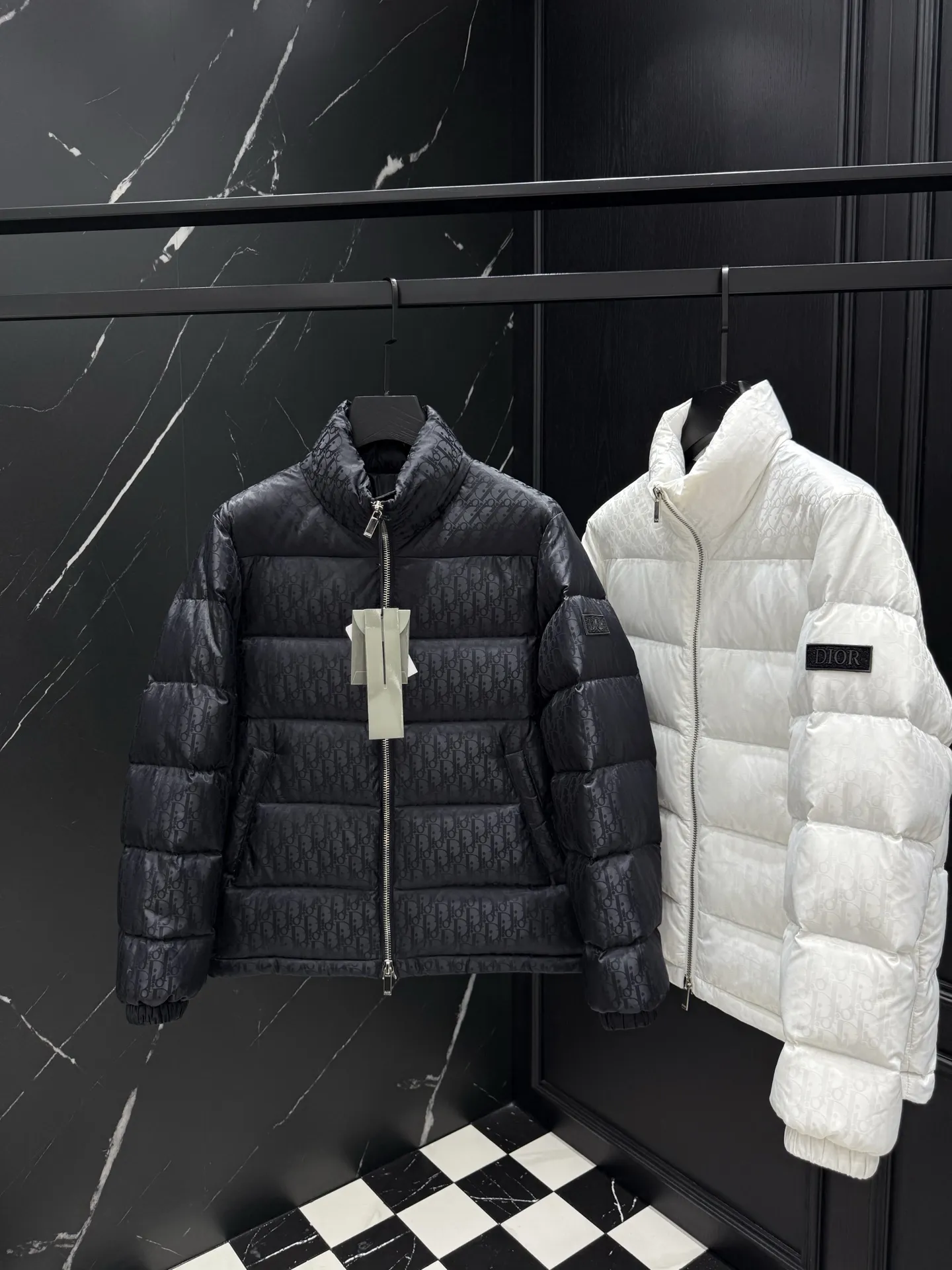 Oblique Jacquard Down-Filled Puffer Jacket D49020961