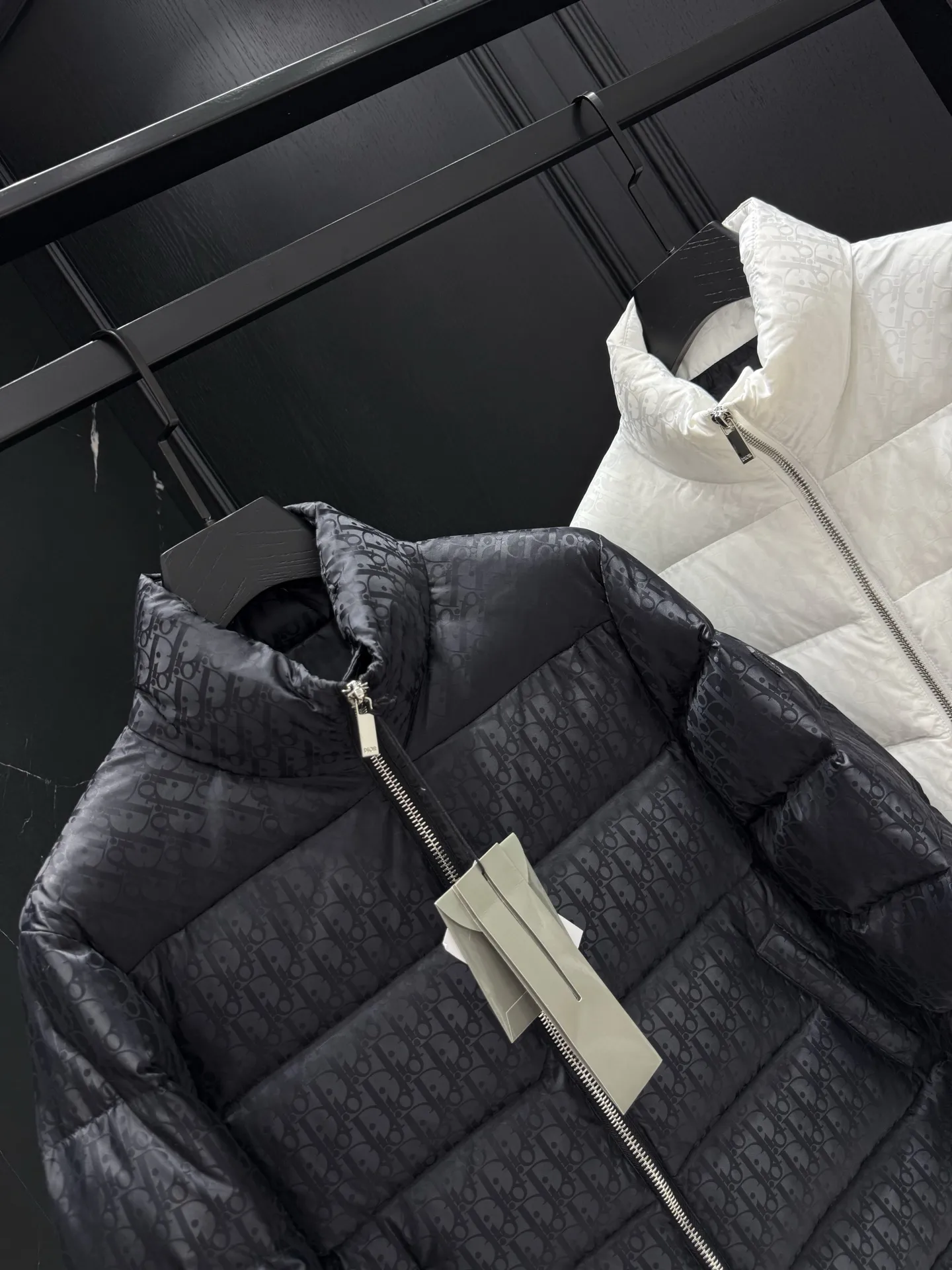 Oblique Jacquard Down-Filled Puffer Jacket D49020961 — view 3