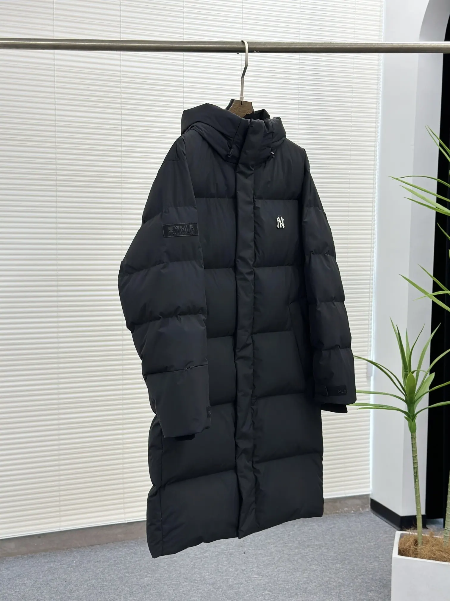 New York Yankees Longline Down Puffer Coat D53020988 — view 2