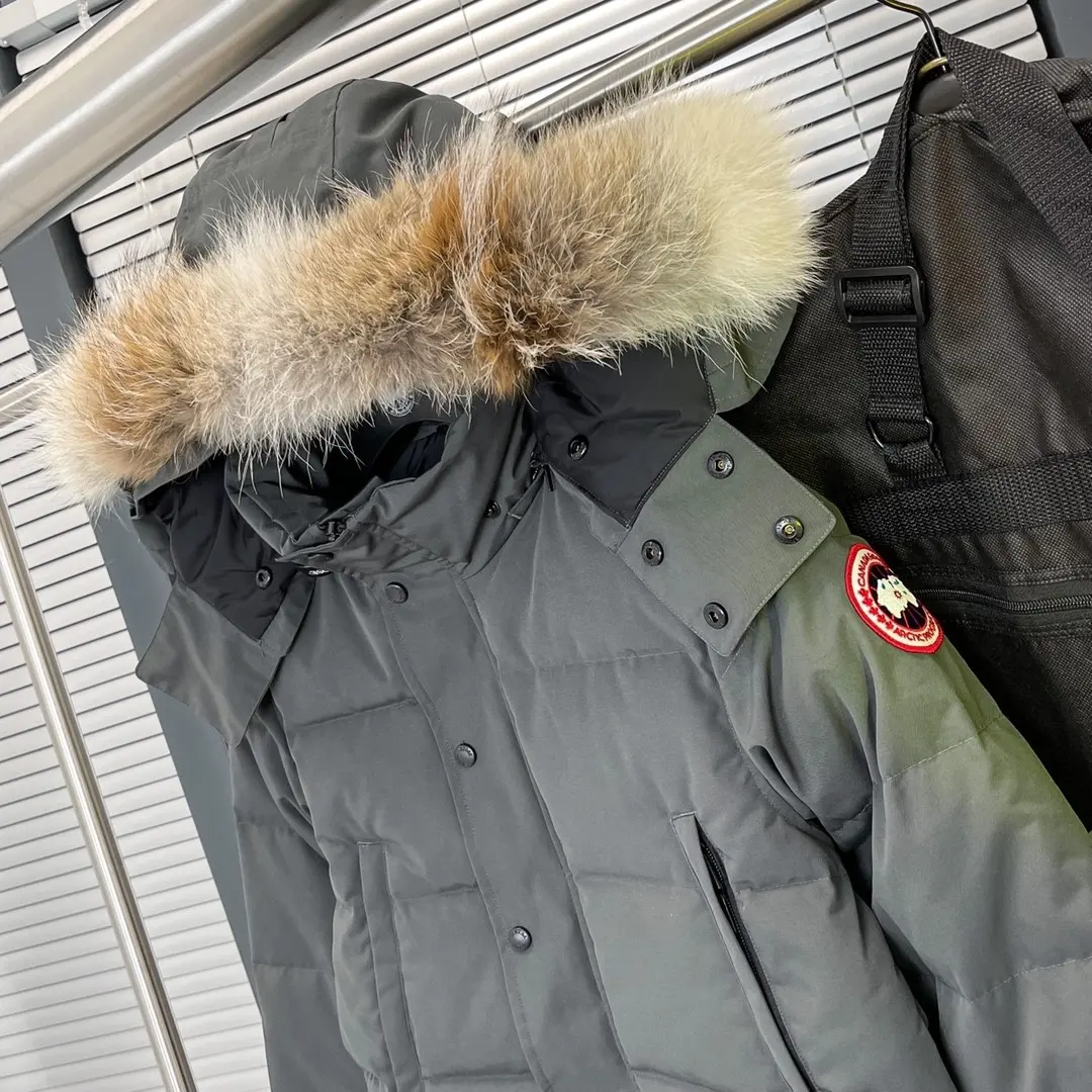 Fur-Trimmed Down-Filled Puffer Jacket D54020936 — view 3