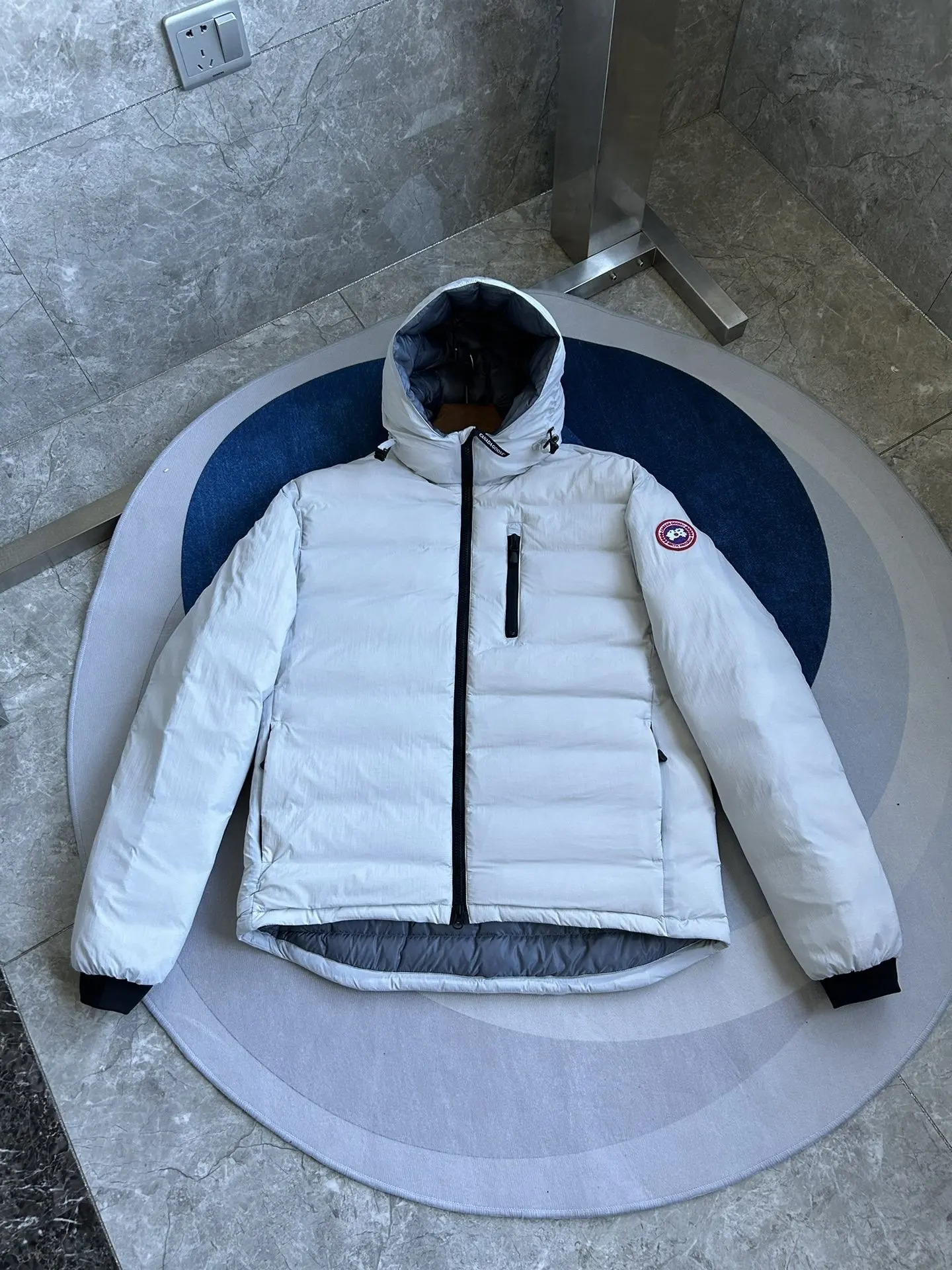 Lightweight Hooded Down Puffer Jacket D59020970 — view 3