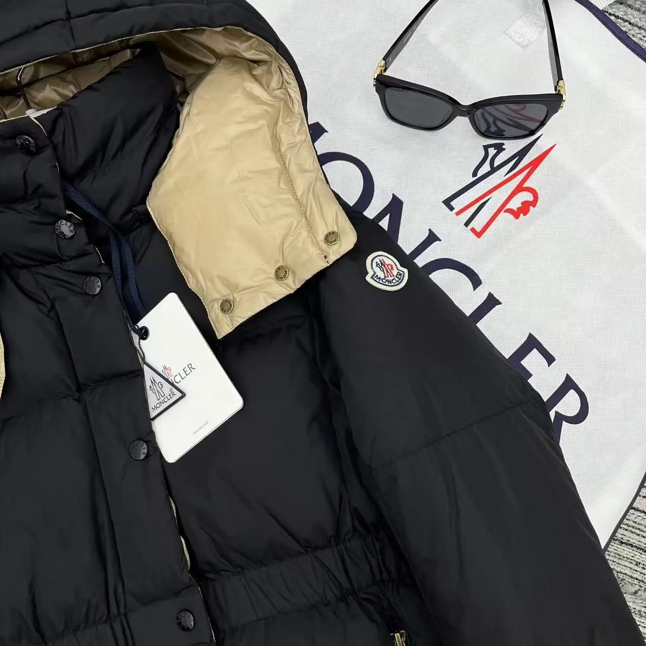 Hooded Cinched-Waist Down Puffer Jacket D59020887 — view 4