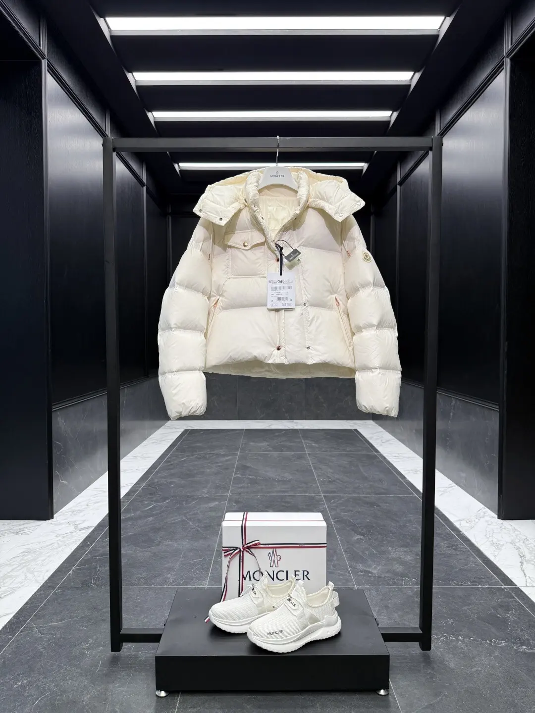 Erea Quilted Hooded Down Jacket D60020881 — view 3