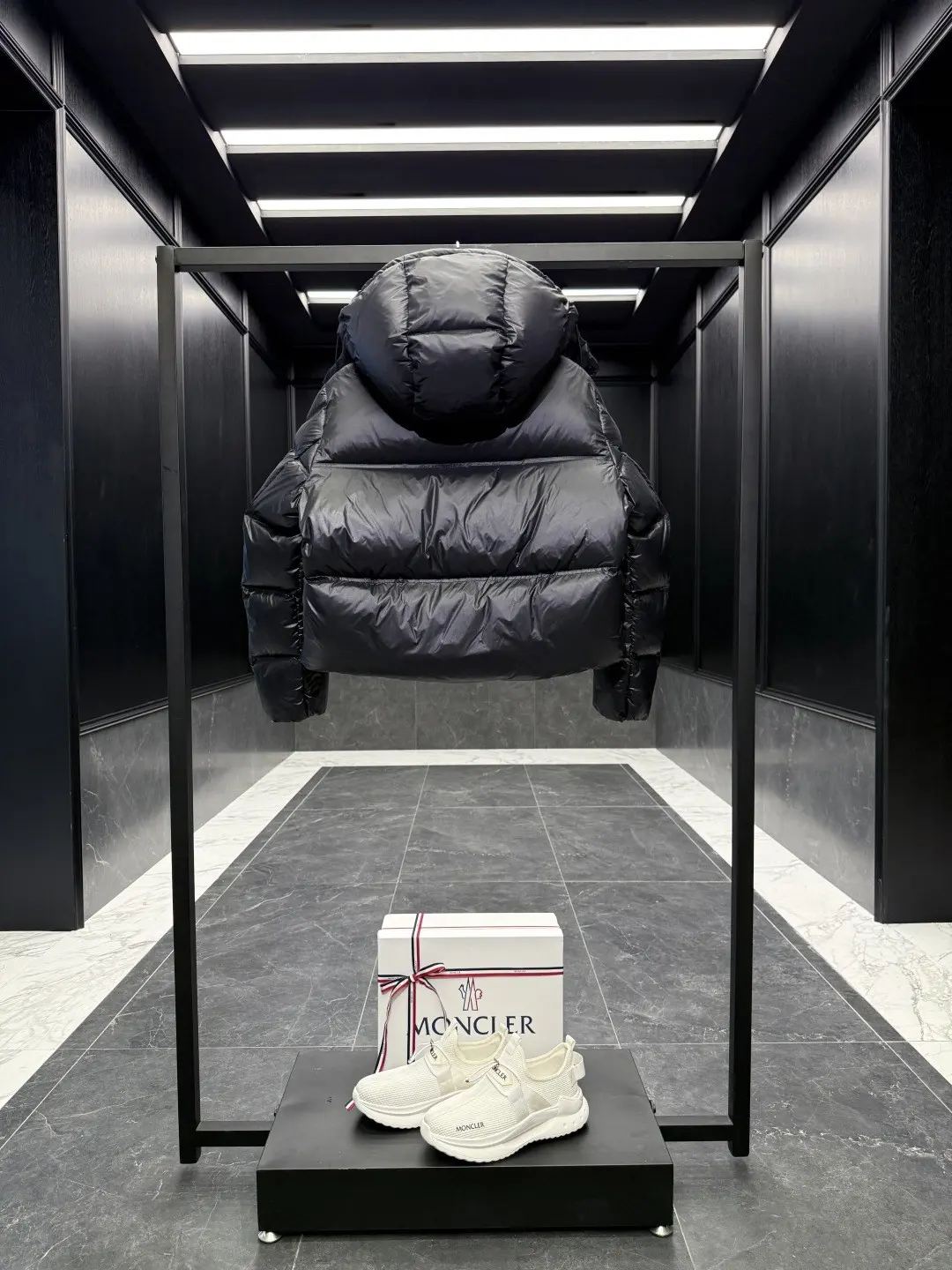 Moncler Erea Quilted Hooded Down Jacket D60020882 — view 9