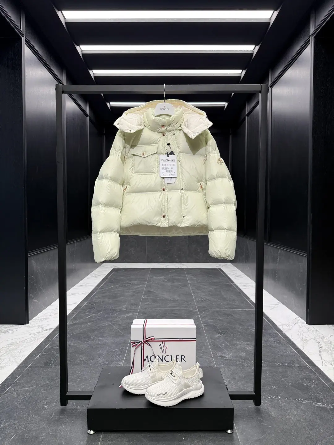 Erea Quilted Hooded Down Jacket D60020883 — view 2