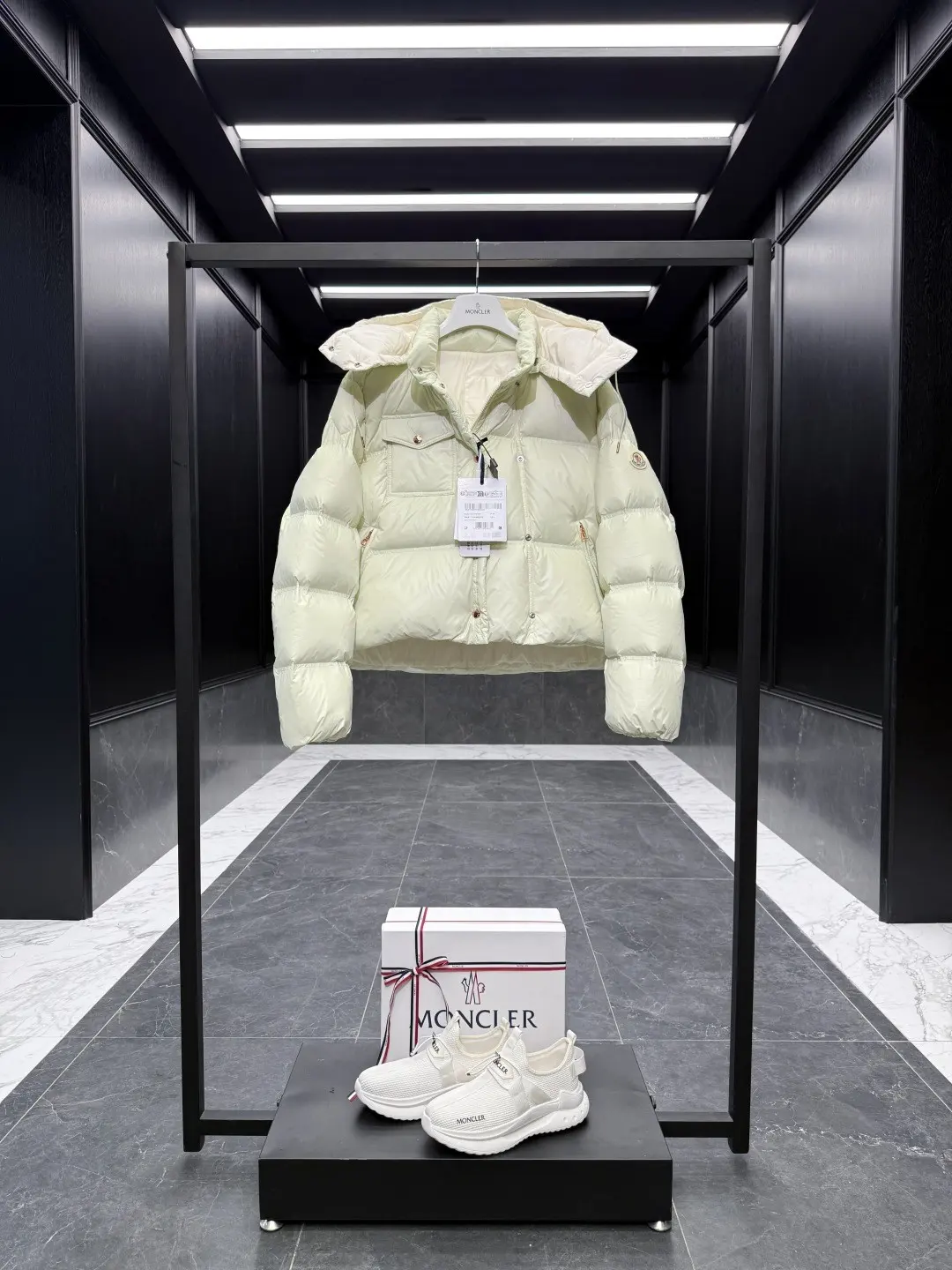 Erea Quilted Hooded Down Jacket D60020883 — view 3