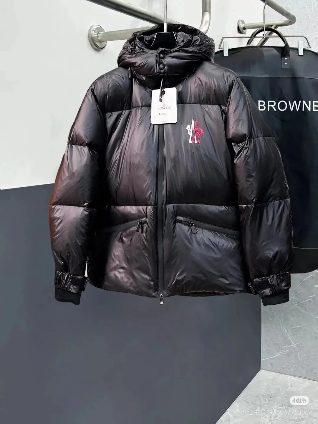 Logo-Appliqué Hooded Down Puffer Jacket D64020872 — view 2