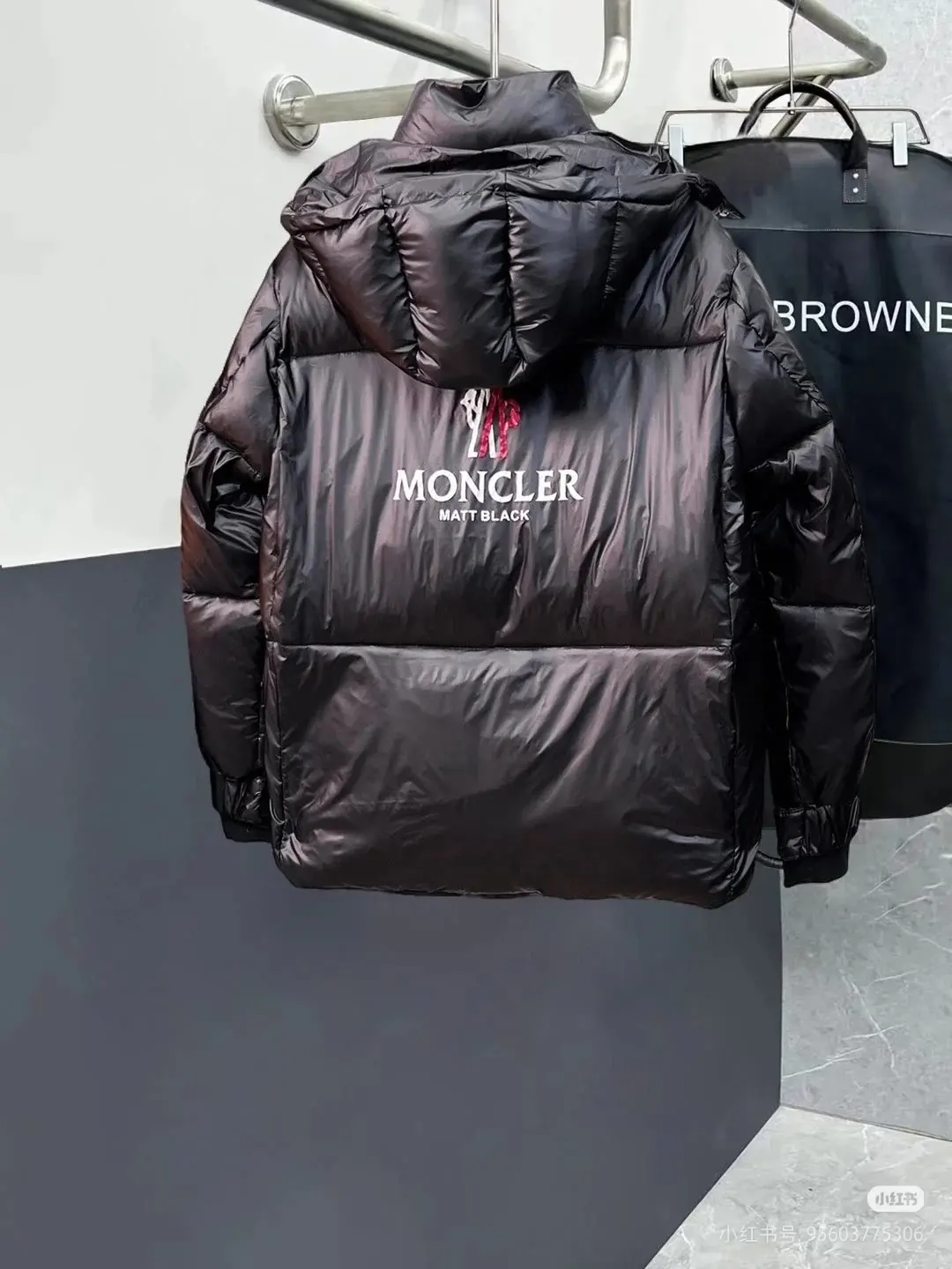 Logo-Appliqué Hooded Down Puffer Jacket D64020872 — view 3