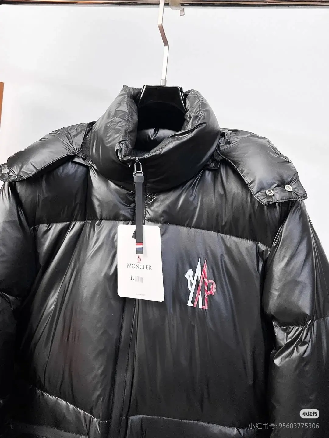 Logo-Appliqué Hooded Down Puffer Jacket D64020872 — view 4