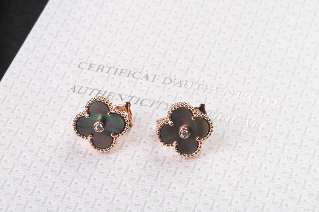 Alhambra Vintage Clover Stud Earrings (Sterling Silver) D22016933 — view 5